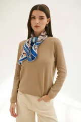 Sweater azul de tejido de punto con cuello redondo y mangas largas.