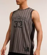 Musculosa deportiva de básquet gris con rayas verticales negras, cuello redondo y sisas con ribete negro. Estampado frontal con la palabra "Chicago" y el número "32".