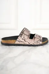 Sandalias con estampado de serpiente, con hebillas plateadas y suela de corcho.