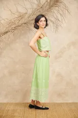 Conjunto de pollera midi y crop top celeste, con bordado de flores blancas.