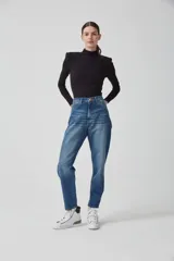Jeans boyfriend de tiro alto, color azul denim con lavado stone wash y detalles localizados.