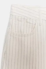 Jeans de tiro alto con diseño wide leg y largo completo. Presentan una estructura de cinco bolsillos, cintura con trabillas y cierre frontal con cremallera y botón. El diseño destaca por su patrón de rayas verticales a contraste sobre fondo claro.