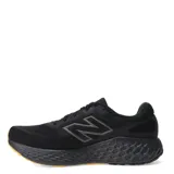 Championes de running New Balance color negro, con detalles en gris y suela color caramelo.