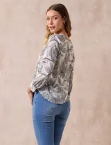 Blusa azul marino de gasa con escote en V y mangas largas con puño.