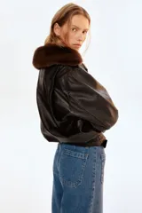 Pantalón de jean de algodón con leve stretch, tiro alto y pierna ancha. Presenta bolsillos de parche cuadrados en la parte delantera y bolsillos traseros. El lavado es celeste medio con efecto de desgaste vertical en las piernas.