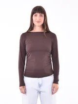 Remera marrón oscuro de mangas largas y escote bote.