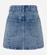 Minifalda de jean azul con tiro alto, trabillas en la cintura, bolsillos delanteros y traseros, y estampado de animal print de leopardo con tachas plateadas.