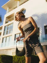 Top bandeau color gris oscuro, sin tirantes y con cierre de cremallera.