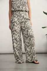 Pantalón de vestir de tiro alto con estampado abstracto en blanco y negro.