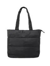 Bolso tipo shopper plateado con diseño acolchado horizontal. Tiene doble asa de hombro y cierre superior con tirador. Incluye bolsillo interior con cierre y compartimento para laptop de hasta 15".