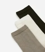 Kit de tres pares de medias largas de algodón canelado de la marca Lupo, en colores negro, bordó y gris.