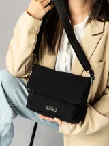 Bandolera negra con correa regulable, tapa con broche imán y cierre reforzado.