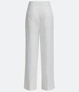 Pantalón wide leg blanco confeccionado en crepé, con botones dorados en los laterales, bolsillos y cierre con botón y cremallera.