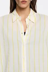 Camisa corta color crema de 100% algodón con cuello camisero y manga corta murciélago. Cierre frontal con botonadura.