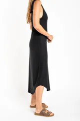Vestido midi negro de viscosa con breteles finos y escote en V.