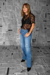 Remera de encaje negra con cuello redondo y mangas cortas.