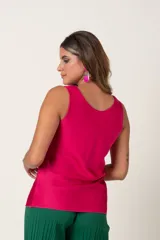 Top de satén negro con cuello volcado y diseño elegante, ideal para distintas combinaciones.