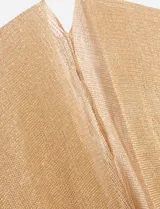 Ruana o poncho corto de tejido ligero con acabado metalizado dorado/plateado, corte recto y mangas cortas tipo kimono. Presenta flecos en el ruedo inferior.