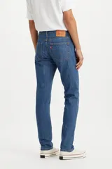 Pantalón de jean de corte slim fit, color azul medio, confeccionado en tejido rígido de algodón, poliéster y elastano.