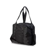 Bolso deportivo negro de nylon, con compartimento principal con cierre y bolsillo adicional al frente con cierre. Cuenta con asas y correa extensible.