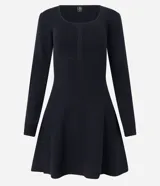 Vestido corto negro de punto con escote cuadrado y mangas largas.