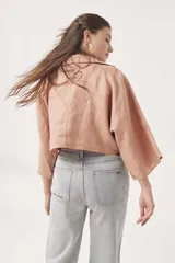 Camisa color lila de lino con corte cropped, mangas 3/4 amplias y cierre frontal con botones.