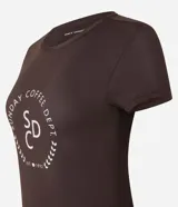 Remera deportiva marrón de microfibra texturizada, con cuello redondo, mangas cortas y estampa frontal con el texto "Sunday Coffee Dept.".
