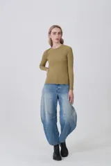 Remera de manga larga ajustada al cuerpo, color negro, con cuello redondo a la base y tejido acanalado.