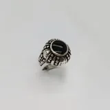 Anillo de plata 925 con piedra redonda negra engarzada.