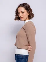 Top de manga larga escotado con botones forrados, fabricado en material liviano, ideal para media estación.