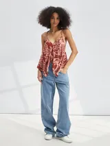 Musculosa con estampado abstracto en tonos rosa y marrón, con breteles finos y escote en V.