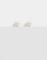 Aros con clip dorados con perlas blancas.