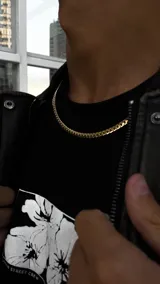 Cadena dorada enchapada en oro de 18k, de eslabones planos y 55-60cm de largo.