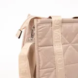 Bolso tipo shopper color beige con diseño acolchado en forma de rombos. Tiene doble asa corta y correa larga extraíble con letras bordadas.