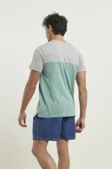 Remera de hombre con cuello en V, parte superior negra y parte inferior gris con bolsillo en el pecho.