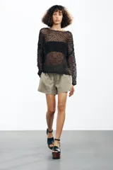 Jersey marrón de punto calado con cuello barco y mangas largas.