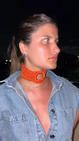 Gargantilla tejida a mano en crochet con hilo de seda viscosa color naranja. Diseño con centro circular.