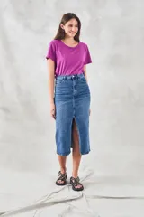 Remera azul de algodón peinado, corte recto, mangas cortas y detalle de vainillas laterales.