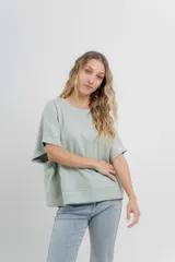 Buzo verde agua de algodón grueso, manga corta y corte oversize.