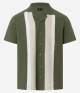 Camisa de manga corta color verde con rayas verticales color crema, cuello inglés y cierre con botones.