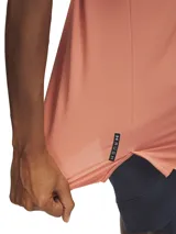 Remera deportiva color lila de manga corta con logo pequeño estampado en el pecho.