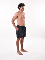 Short de baño negro, con cintura elástica y diseño sencillo.