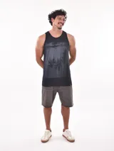 Musculosa blanca con estampado de una tabla de surf en la playa.