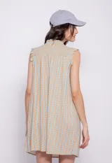 Vestido corto estampado con cuello alto y sin mangas. Cuenta con pequeños volados en hombros y cuello.