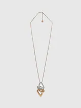 Collar largo con cadena dorada regulable y dije con tres figuras geométricas triangulares entrelazadas en color plateado, dorado y cobre.