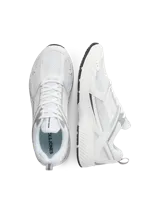 Zapatillas deportivas Jack & Jones modelo Tokyo, color blanco con detalles en gris y negro. Confeccionadas en tejido de malla y suela de goma.