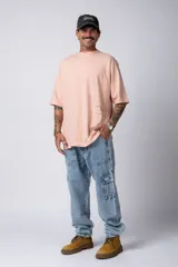 Remera negra de corte amplio con mangas cortas y estampado pequeño con texto en el frente.