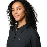 Camisa de senderismo Columbia Silver Ridge Utility para mujer, color negro, de manga larga con protección solar FPS 50, tejido que absorbe el sudor y neutraliza los olores, y ventilaciones de malla transpirable. Cuenta con tapeta abotonada con broches, bolsillo en el pecho con cierre a presión en el lado derecho, bolsillo en el pecho en el lado izquierdo con entrada lateral y cierre de velcro, y pequeño bolsillo en el lado interior derecho.