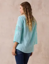 Blusa blanca de gasa bambula, marca Ruby Rd. Cuello a la base y escote en V. Manga ¾ amplia, con aplique en crochet.