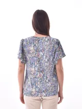 Blusa estampada con cuello en V y mangas cortas con volados.